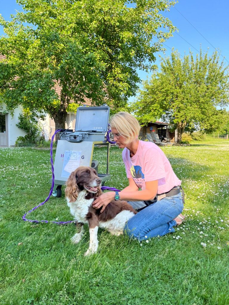 Mélanie Thévenot, pratique d'electromagnétisme sur les chiens.